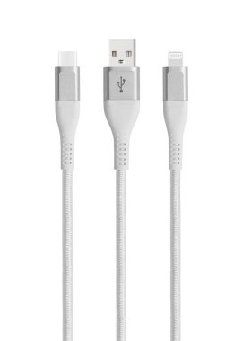 Beyaz kablo beyaz arka planda C, USB, Micro USB, Lightning konnektörleri ile şarj ve senkronizasyon için