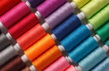 & Renkli iplik makaraları seti