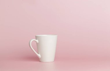 Çay için beyaz bardak ya da yakın plan pembe bir kahve.