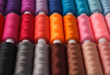 & Renkli iplik makaraları seti