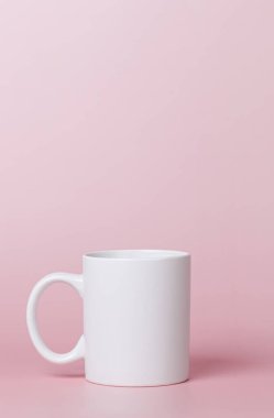 Çay için beyaz bardak ya da yakın plan pembe bir kahve.