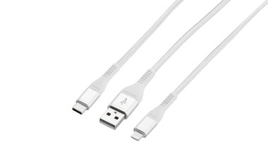 Beyaz kablo beyaz arka planda C, USB, Micro USB, Lightning konnektörleri ile şarj ve senkronizasyon için