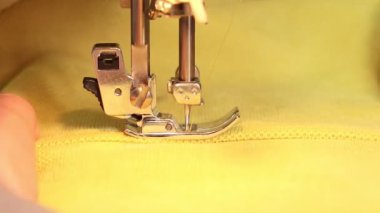 Dikiş makinesinin kumaş dikme işlemi, dikiş makinesi iğnesi yakın çekim hareketi.