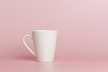 Çay için beyaz bardak ya da yakın plan pembe bir kahve.