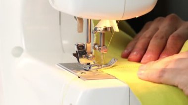 Dikiş makinesinin kumaş dikme işlemi, dikiş makinesi iğnesi yakın çekim hareketi.