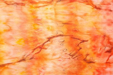 Sarı ve kahverengi tonlarda ipek kumaş dokusunda soyut desen