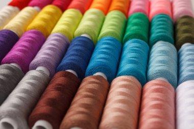 & Renkli iplik makaraları seti