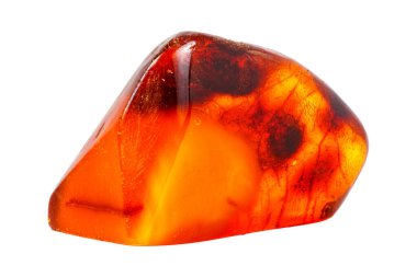 Beyaz arkaplanda kehribar mineral taşı