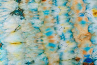 Mavi, sarı, yeşil renklerde ipek kumaş dokusunda soyut desen kapat