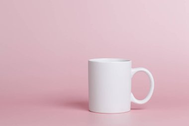 Çay için beyaz bardak ya da yakın plan pembe bir kahve.