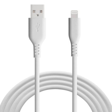 Beyaz kablo beyaz arka planda C, USB, Micro USB, Lightning konnektörleri ile şarj ve senkronizasyon için