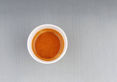 Kahve, espresso, americano ve gri ahşap arka planda karton bardaklar.