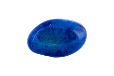 Beyaz arkaplanda mavi agat mineral taşı