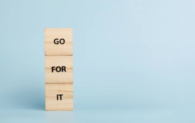 Üzerinde yazılar olan tahta küpler mavi bir arkaplanda onun için git.