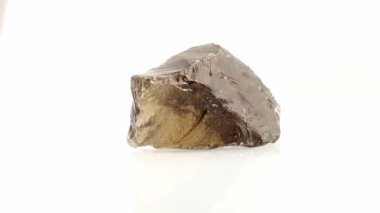 Mineral taş dumanlı kuvars, rauchtopaz beyaz arka planda yakın plan daire şeklinde döner