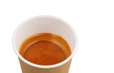 Kahve, espresso ve americano eşliğinde izole edilmiş beyaz arka planda karton bardaklar.