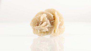 Çöl gülleri mineral taşı yakın plan beyaz bir zeminde daireler çiziyor.