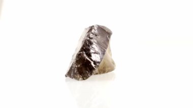 Mineral taş dumanlı kuvars, rauchtopaz beyaz arka planda yakın plan daire şeklinde döner