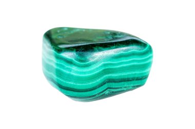 Beyaz arka planda kayadaki Malachite mineral taşı.