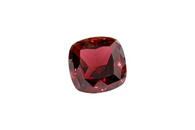 Garnet eski madene baktı beyaz izole arkaplandaki taş mineral makro fotoğrafçılığını kesti.