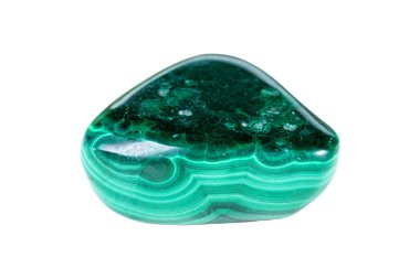 Beyaz arka planda kayadaki Malachite mineral taşı.