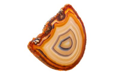 Sarı, kahverengi Akik mineral taşı üretir. Beyaz arka plan, yakın plan.