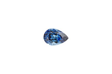 Safir mavisi armut, beyaz izole arkaplanda taş mineral makro fotoğrafçılığı.