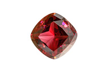 Garnet eski madene baktı beyaz izole arkaplandaki taş mineral makro fotoğrafçılığını kesti.