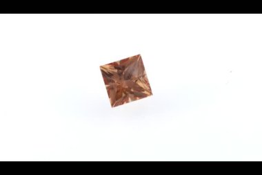 Kırsal kaplamalı kepçe taşı kesen eski maden beyaz arka planda daire şeklinde dönen taş mineral.