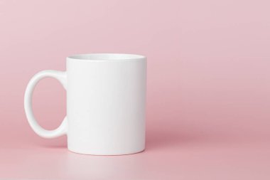 Çay için beyaz bardak ya da yakın plan pembe bir kahve.