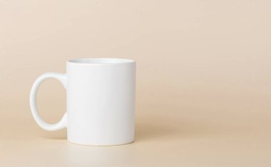 Çay için beyaz kupa ya da yakın plan sarı bir fonda kahve.