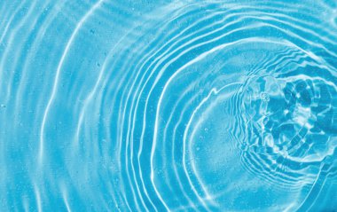 Mavi arkaplanda daireler çizerek suya düşer.