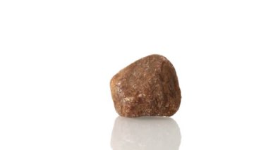 Spinel mineral taşı yakın plan beyaz zeminde daire şeklinde dönüyor.
