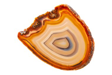 Sarı, kahverengi Akik mineral taşı üretir. Beyaz arka plan, yakın plan.
