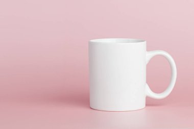 Çay için beyaz bardak ya da yakın plan pembe bir kahve.