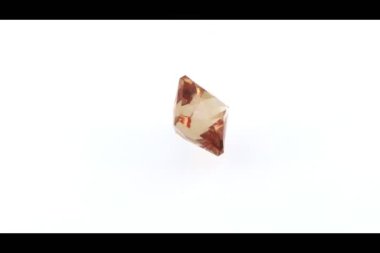 Kırsal kaplamalı kepçe taşı kesen eski maden beyaz arka planda daire şeklinde dönen taş mineral.