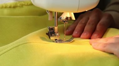 Dikiş makinesinin kumaş dikme işlemi, dikiş makinesi iğnesi yakın çekim hareketi.