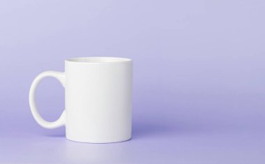 Beyaz fincan çay ya da kahve için menekşe, mor arka plan yakın plan