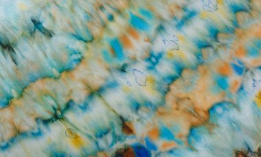 Mavi, sarı, yeşil renklerde ipek kumaş dokusunda soyut desen kapat