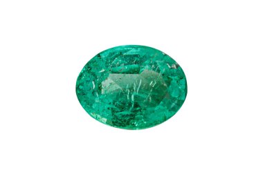 Zümrüt yeşili oval kesim taş mineral makro fotoğraf beyaz izole arkaplan kapalı