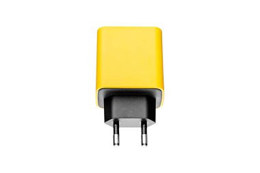 USB ve Tip C konnektörlü şarj cihazı, sarı, izole edilmiş veya beyaz arka plan yakın plan