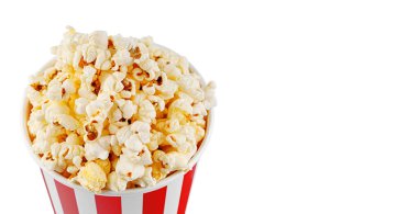 İzole edilmiş beyaz arka planda klasik kırmızı çizgili patlamış mısır karton bardak.