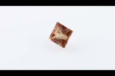 Kırsal kaplamalı kepçe taşı kesen eski maden beyaz arka planda daire şeklinde dönen taş mineral.