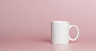 Çay için beyaz bardak ya da yakın plan pembe bir kahve.