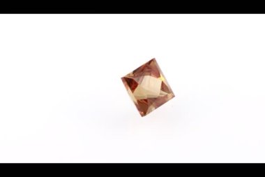 Kırsal kaplamalı kepçe taşı kesen eski maden beyaz arka planda daire şeklinde dönen taş mineral.