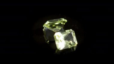 Heliodor, Golden beryl facated oval cut stone mineral makro video beyaz izole arka planda bir daire içinde dönüyor.