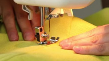 Dikiş makinesinin kumaş dikme işlemi, dikiş makinesi iğnesi yakın çekim hareketi.