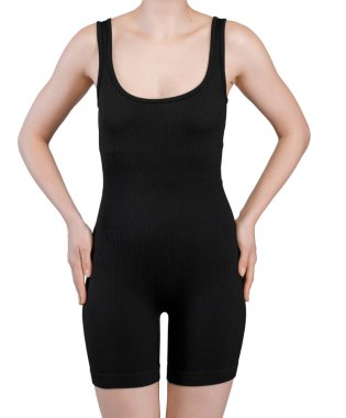 Ön taraftan bir kadının alt gövdesinin stüdyo çekimi. Kaburgalı, yüksek bel şortu var. Kumaşın belirgin bir dikey tırtıklı dokusu var. Beyaz arka planda izole edilmiş. Spor giyim, spor giyim ve moda kıyafetleri için ideal..