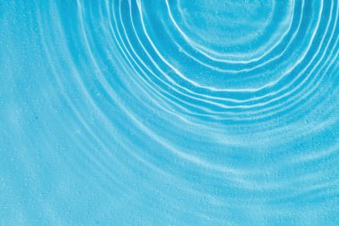 Mavi arkaplanda daireler çizerek suya düşer.