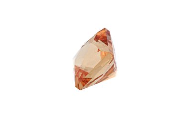 Kabataslak kaplamalı garnet eski madene dönük beyaz izole arka planda taş mineral makro fotoğrafçılığı kesmiş.